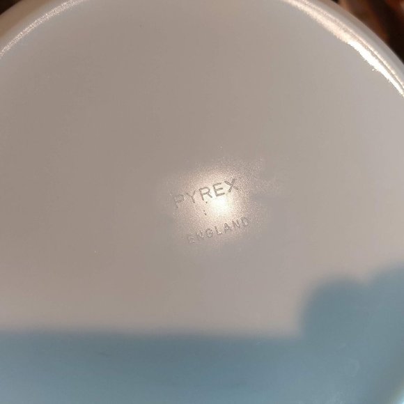 Pyrex Blue Iris Casserole Dish with Lid 8 Inches in Diameter Vintage Cookware - Picture 5 of 7